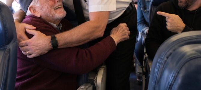 Se burló de mi padre de 81 años en el aeropuerto y minutos después el capitán del vuelo lo abrazó llorando