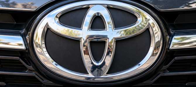 Recién ahora noto el detalle escondido en el logo de Toyota. ¡No puedo creer que haya visto tantos autos y nunca me diera cuenta!