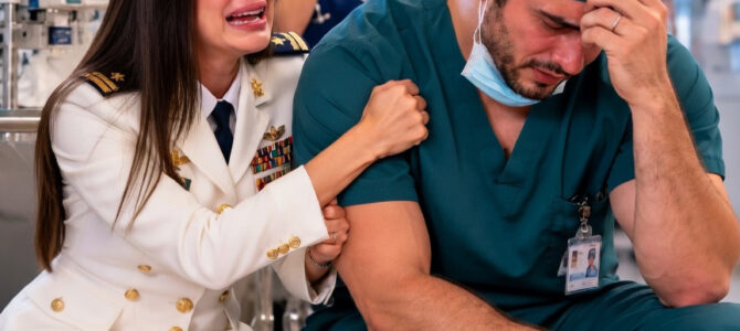 Fue a sorprender a su esposo con el almuerzo y su colega rompió a llorar: lo que descubrió en ese hospital