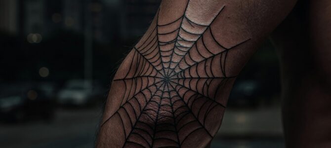 Tatuaje de telaraña en el codo: qué significa y por qué algunos dicen que hay que tener cuidado