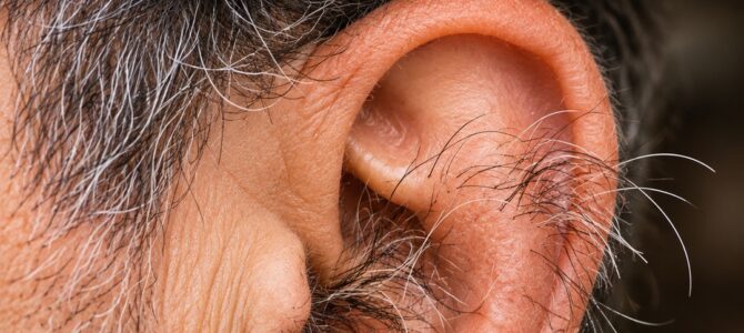 El vello en las orejas de un hombre: qué significa realmente